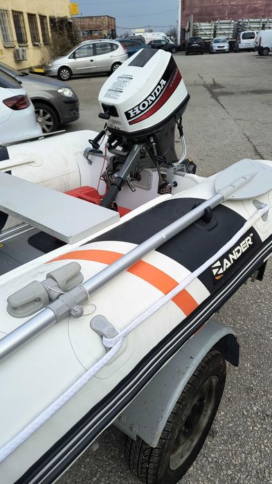 Надуваема лодка Зандер 3,30 с двигател и колесар.