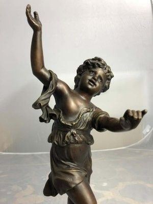 Superbă sculptura realizată din bronz masiv pe soclu din marmura neagra,piesa semnata stare excelentă,impact vizual deosebit h 42 cm