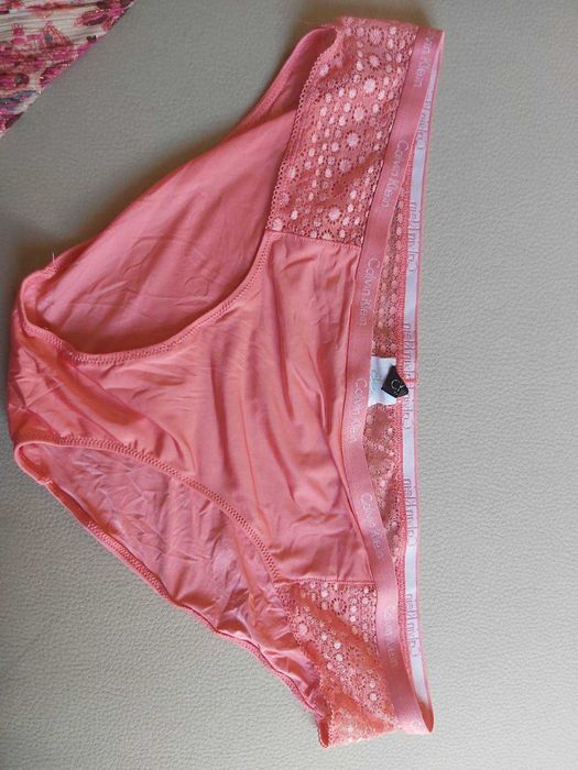 бикини и прашки Calvin Klein