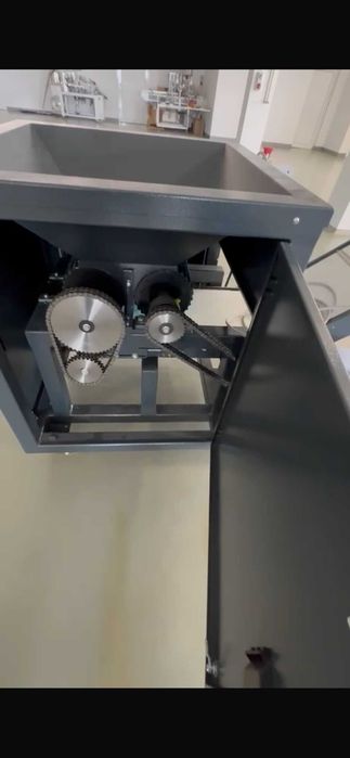 Елеватор транспортьор за смачкване на маса (тесто, пластилин и други)