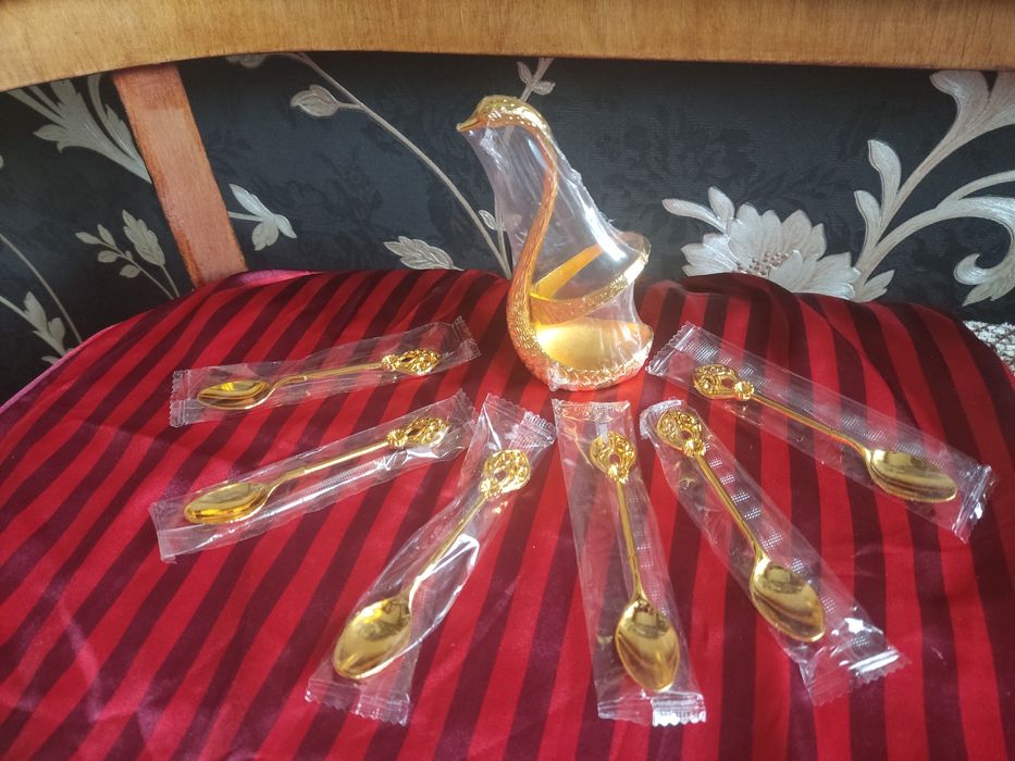 Роскошная золотая подставка лебедь с маленькими чайнымиложками