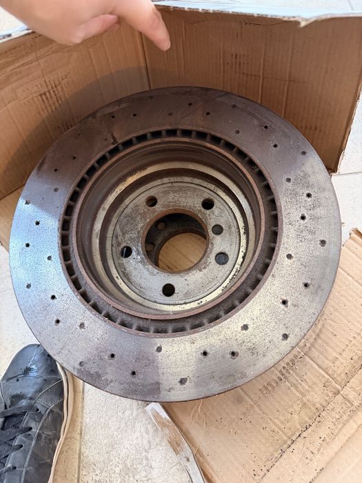 Дупчени задни дискове Brembo за BMW E9x