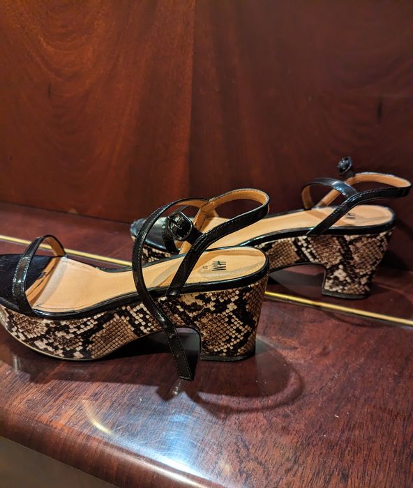 Продам 2 пары босоножек. Обе фирменные