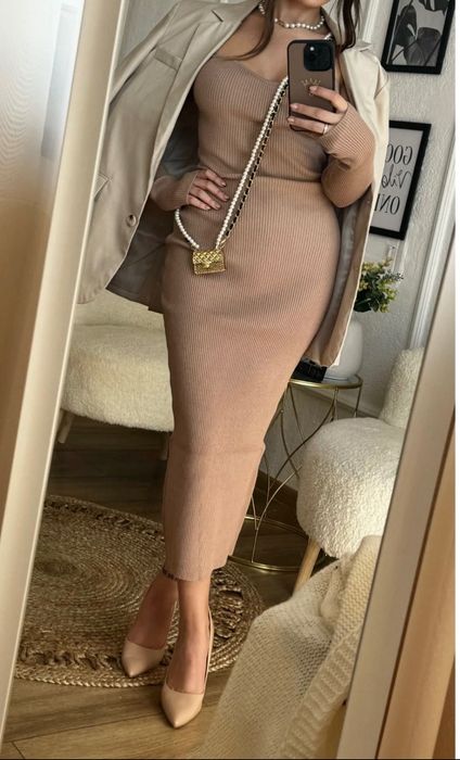 Бежова рокля с голи рамене