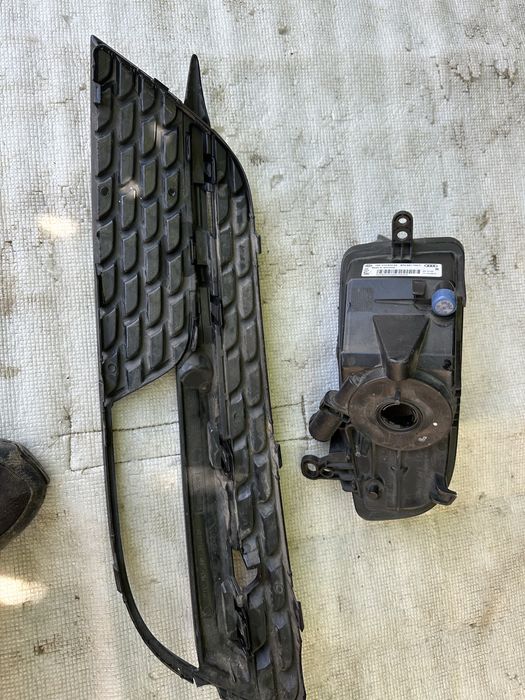 Proiector dreapta.grila stanga audi a5.8t.cod:8t0941700.f.8t0807681.h.