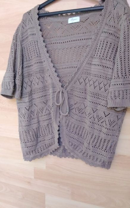 Дамски жилетки и бяла ажурена