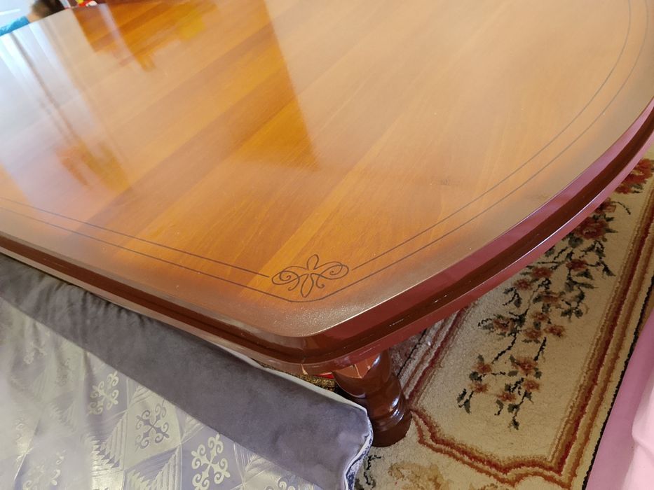 Стол. Обеденный. Прочный