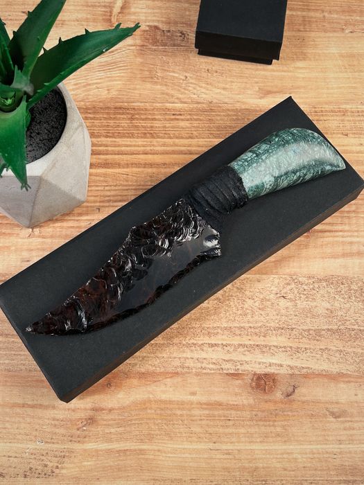 Ножове от обсидиан и оникс в древен стил