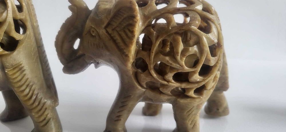 Set, turma de elefanti sculptati, perforati manual, din onix, Orient