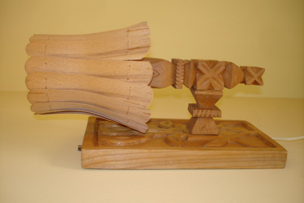 Aplica de perete din lemn de tei și veioza rustică