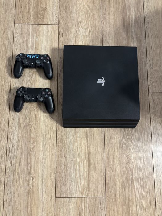 Ps4 pro + 2 controllere