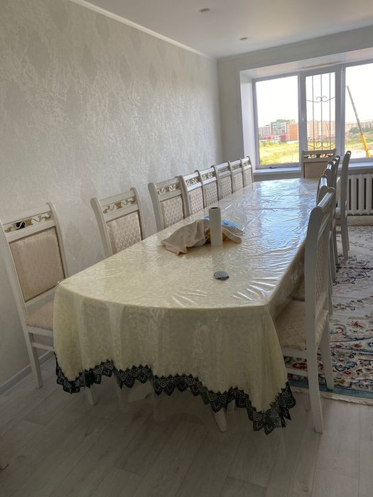 Стол с 20 стулями