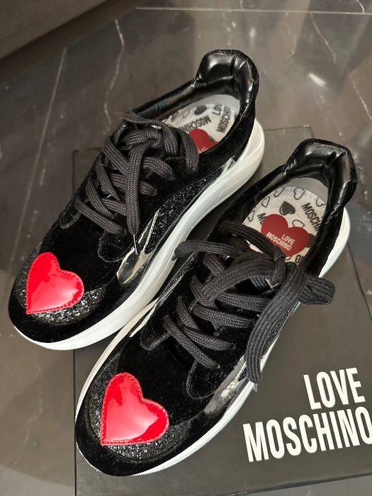 Сникърси Love Moschino
