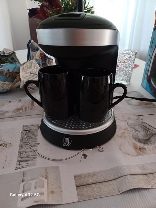 Vând  cafetiera mașină 12v