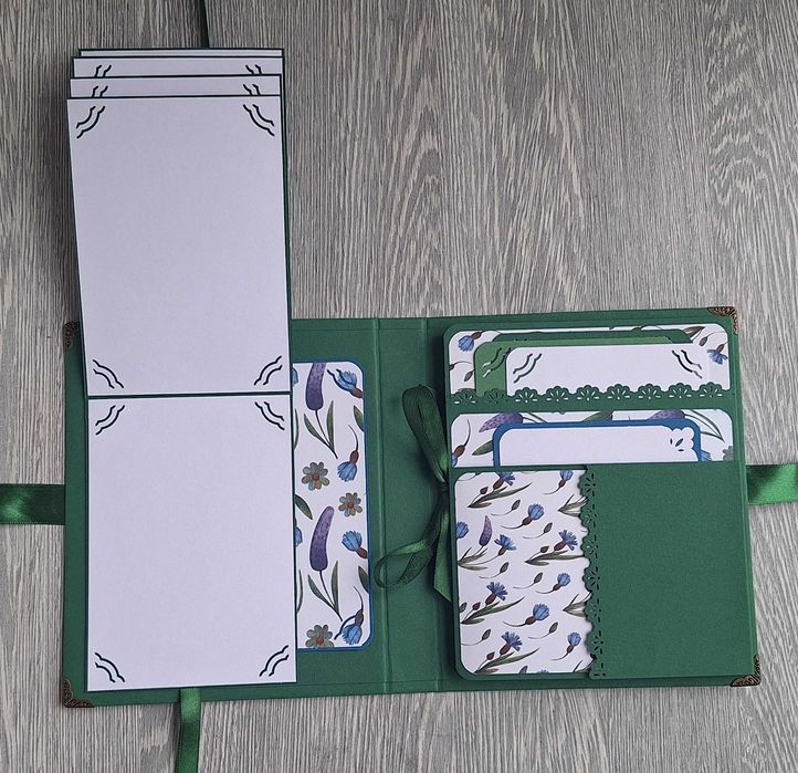 Мини албум "Нежни цветя" в зелено, ръчна изработка /11,1