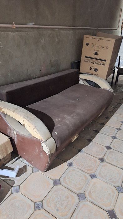 Продам диван в таком состоянии .
