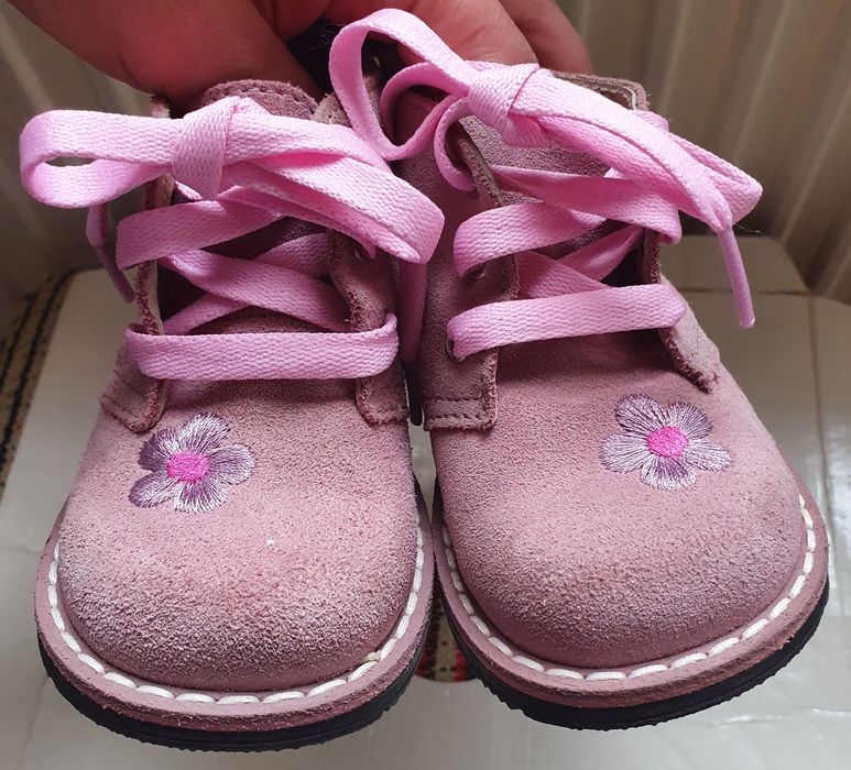 Ghete noi C&A Baby Club, nr. 21, piele întoarsă cu broderie