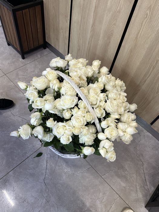 Продам 201 шт белые розы в корзине