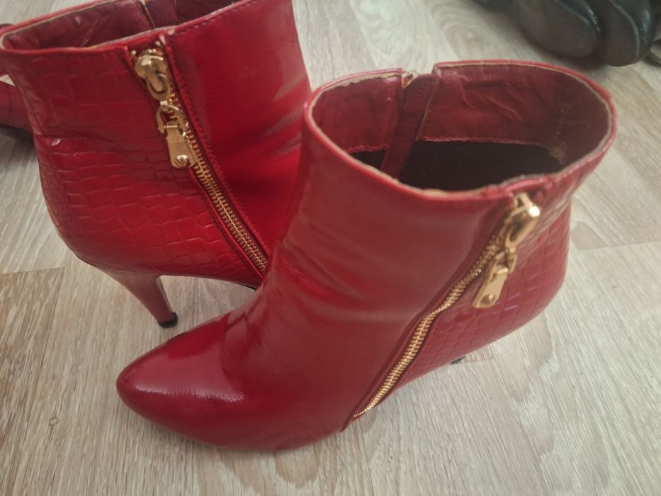 Червени  лачени боти