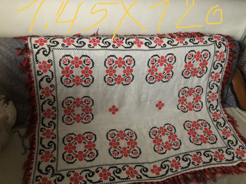 Față de masă cusută manual