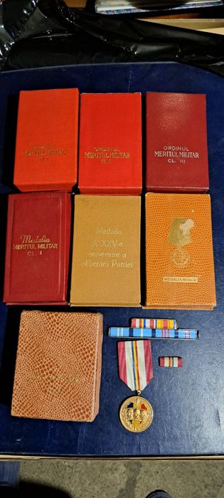 Lot medalii si decoratii.