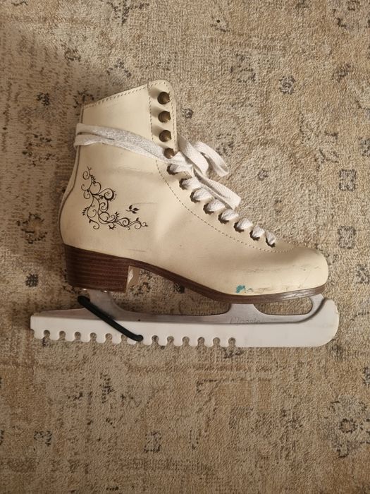 Коньки  фигурные  р-р 39
