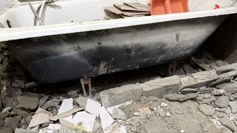 Чугунная Ванна . Целая.