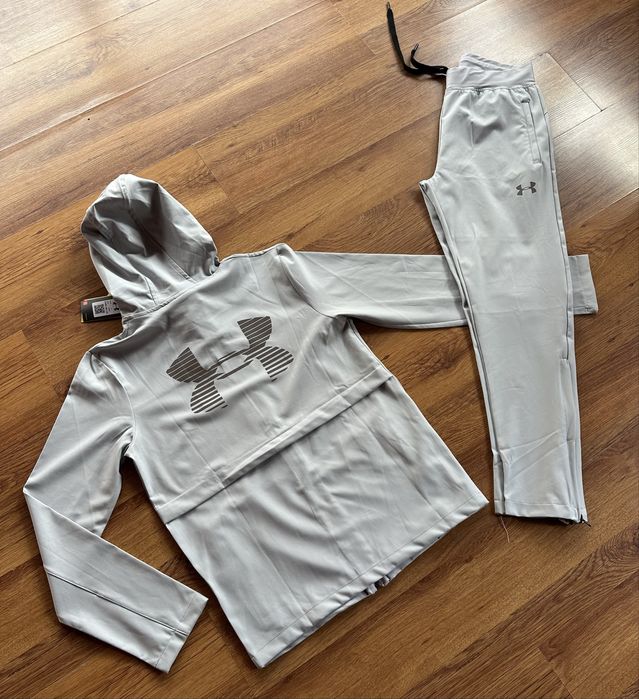 Мъжки,шушлеков екип Under Armour в сиво,с голямо лого на гърба