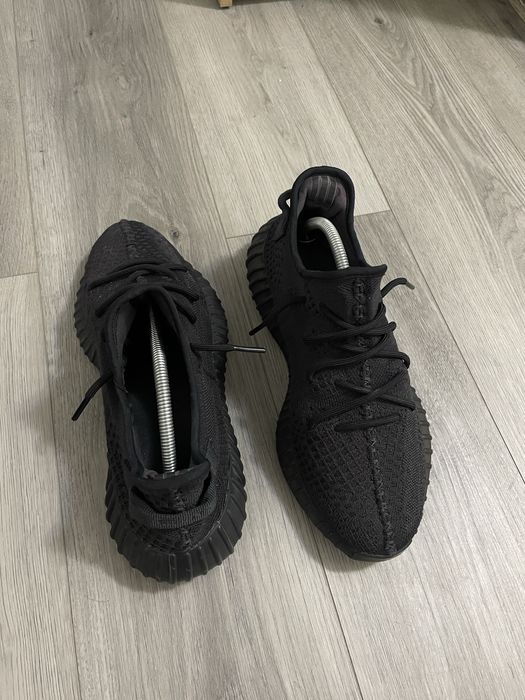 vand yeezy uri black originali
