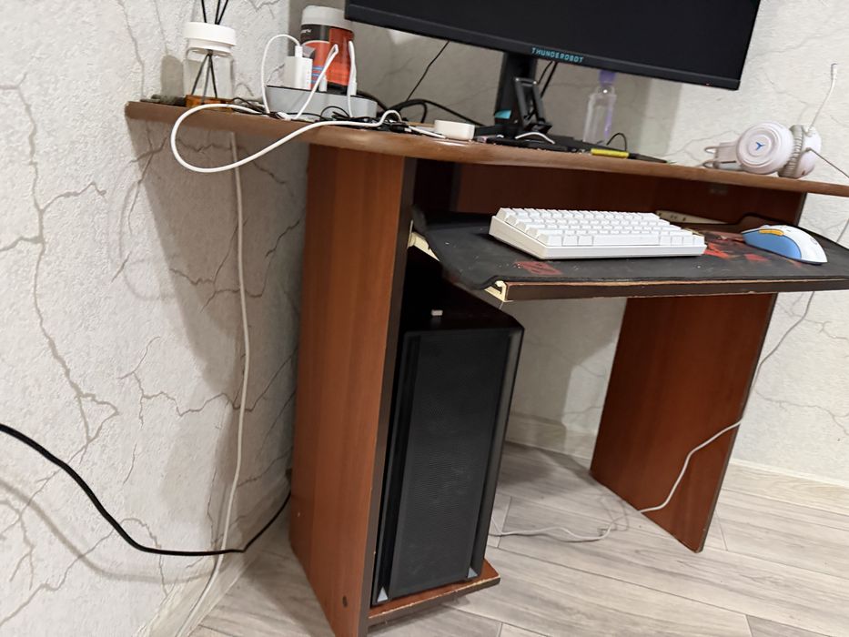 Продам угловой компьютерный стол