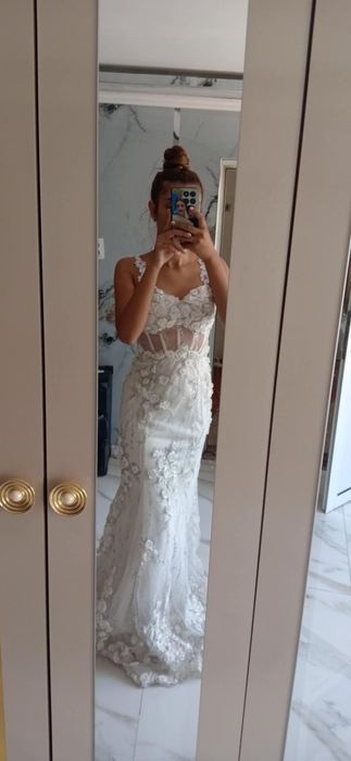 Продавам официална рокля много запазена размер Хс С М уникална е