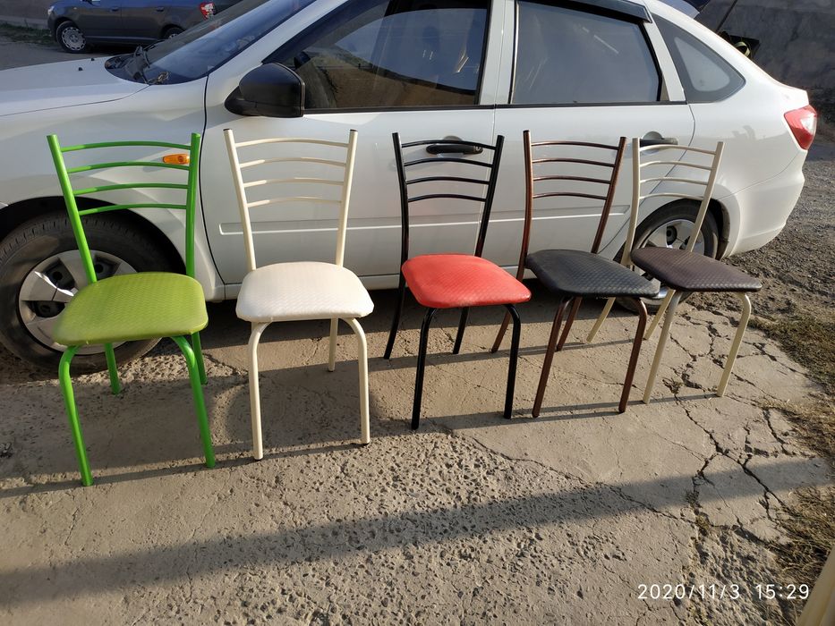 Кухонный стол с четырьмя стульями 870.000 сум.