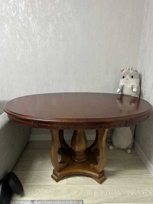 Стол для гостинной