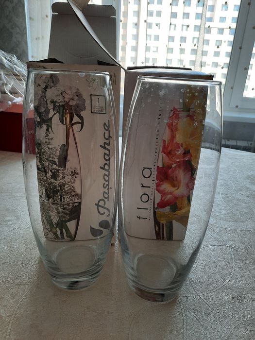 Вазы под цветы по 1 500 тенге.