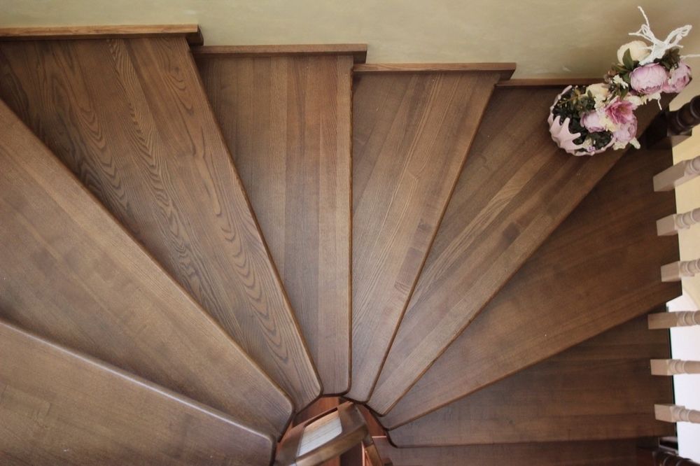 Лестница из дерева и дубовых инженерных панелей