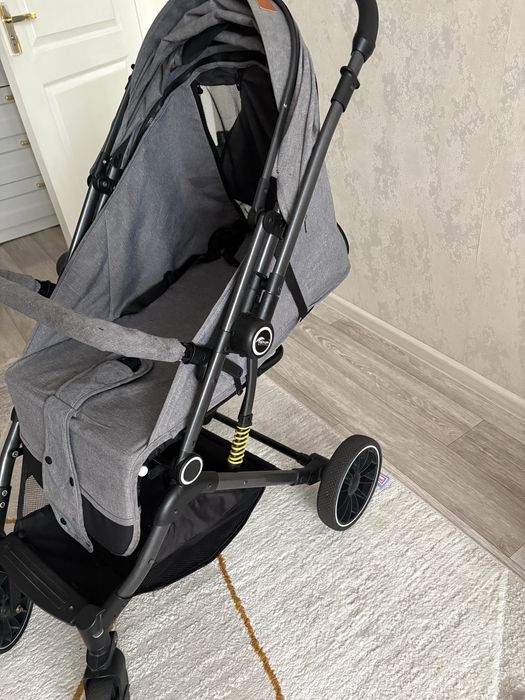 Продам прогулочную коляску