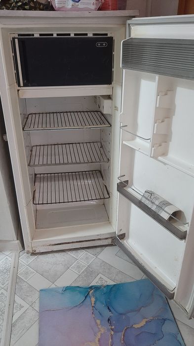 Холодильник б/у сатылады. Жасап тұр.
