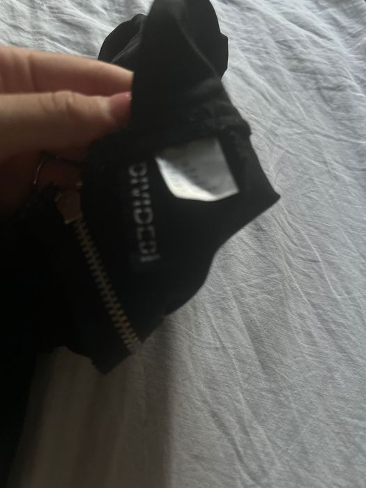 Продавам топ, носен е 3 часа като чисто нов е размер xxs