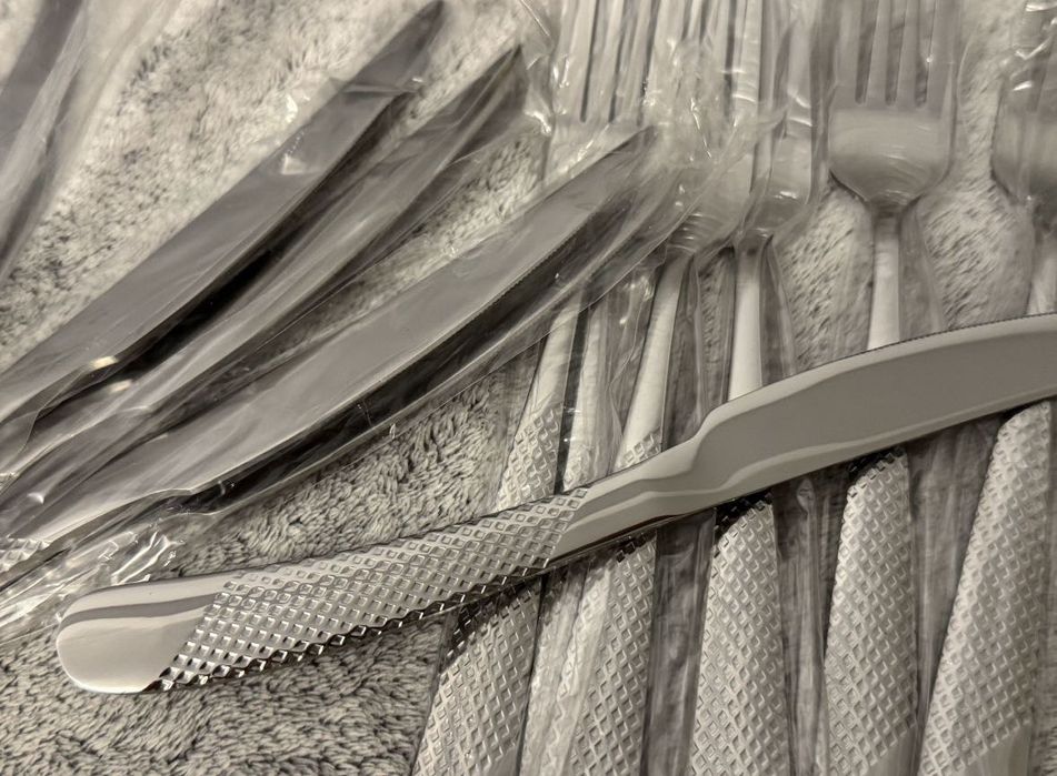 Setul de tacâmuri din oțel inoxidabil Tableware pentru 6 persoane.