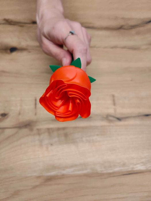 Изящна 3D принтирана роза с дръжка – декоративен арт акцент