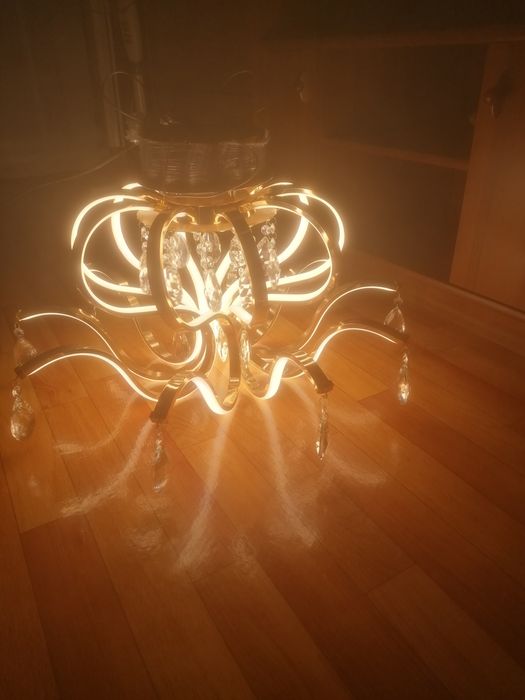 Продам новую люстру