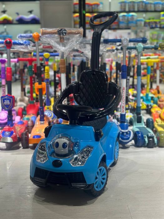 Детская машинка с родительской ручкой.