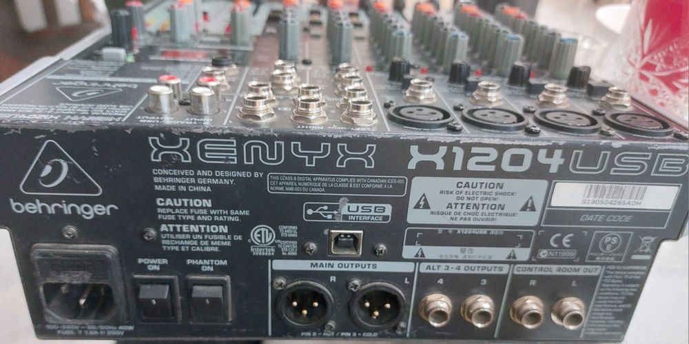Продам микшер Behringer x1204usb