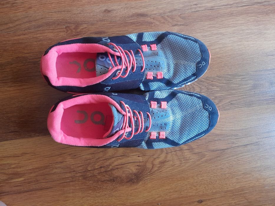 On Cloud дамски маратонки 40- 41 номер.