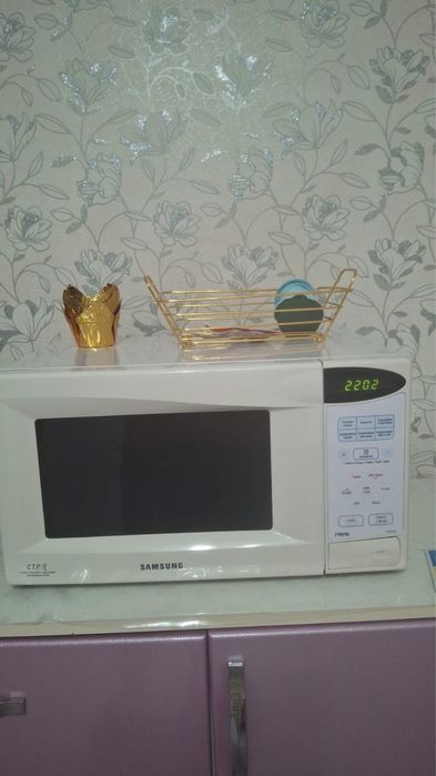 Микроволновка, ковер, самовар, посуда