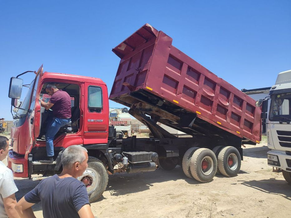 Foton rusumli avtotransport.