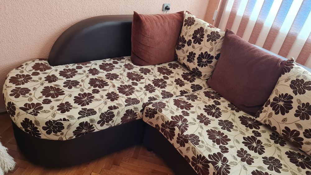 Ъглов диван с флорален десен