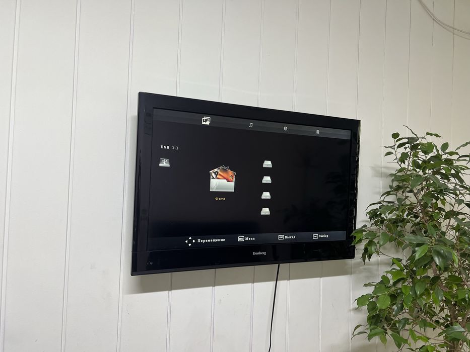 Телевизор LG и Elenberg с пультами