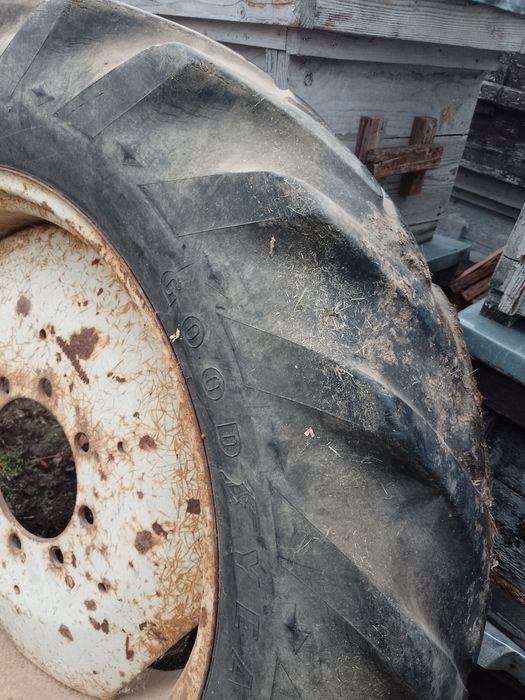 Roți, jenti, cauciucuri tractor 12,4 R32