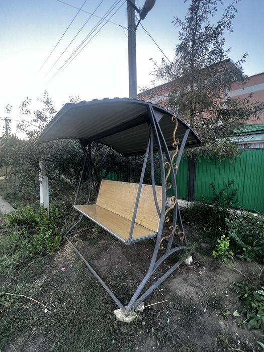 Садовой качели.
